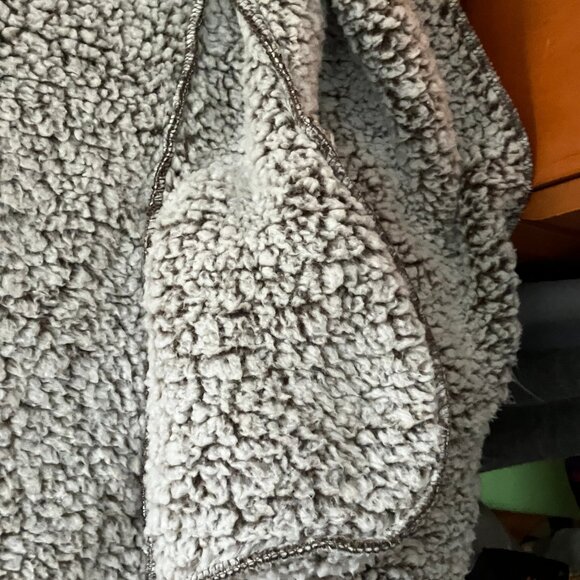 SERRA Ladies' Fur Vest Hoodie Gray color  2 side pockets Polyester Open front - Picture 5 of 15